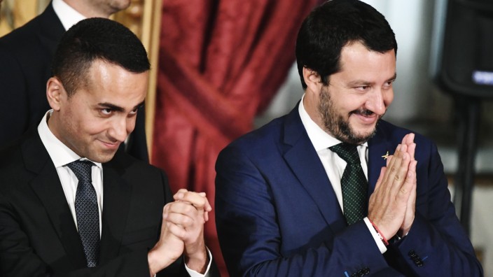 Italien: Die beiden VizePremiers liegen inzwischen in wichtigen politischen Fragen über Kreuz: Italiens Arbeits- und Sozialminister Luigi Di Maio (links) von den Cinque Stelle und Innenminister Matteo Salvini von der rechten Lega, hier nach der Vereidigung.