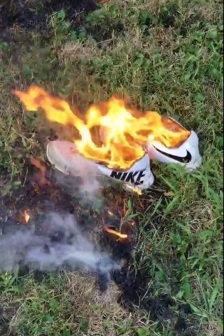 USA: Wütende Amerikaner verbrannten wegen des Nike-Claims ihre Sneakers.