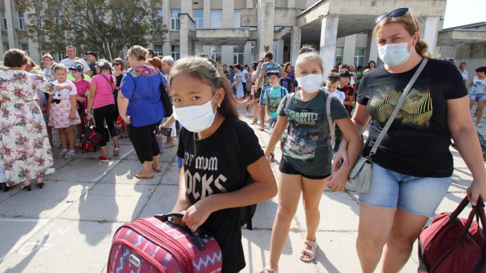 Menschen auf der Krim tragen Atemschutzmasken nach einem Chemieunglück