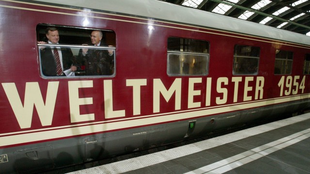 Deutsche Bahn und die WM 2006: Do schau her: Franz Beckenbauer und der damalige Vorstandsvorsitzende der Deutschen Bahn, Hartmut Mehdorn, grüßen 2006 aus dem „Originalzug“.