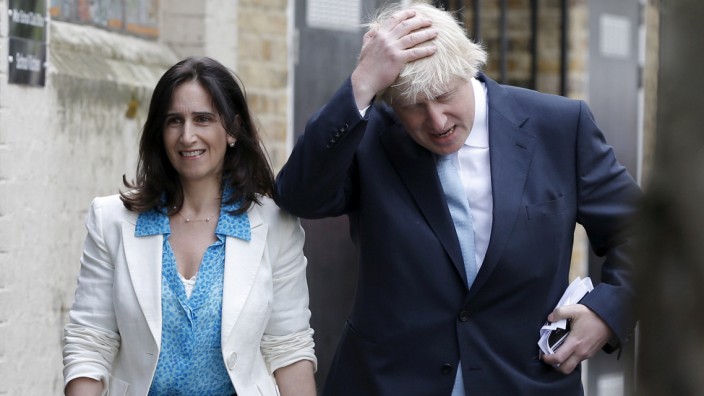 FILE PHOTO: London mayor Boris Johnson arrives to cast his vote in Islington in London
