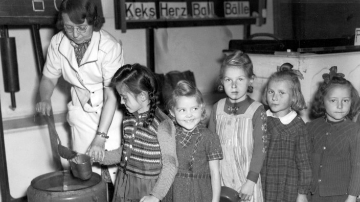 Schulkinder bekommen ihre Essensration, 1947, SZ-Adventskalender