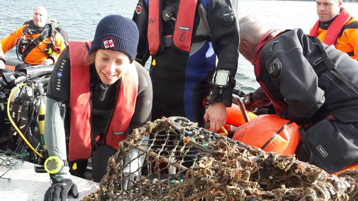Netze im Meer: Verena Platt-Till, 37, taucht im im Dienst der "Gesellschaft zur Rettung der Delphine".