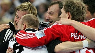Handball: Bestechungsaffäre: Nach dem Champions-League-Spiel gegen Portland 2007 lagen sich die Kieler in den Armen.