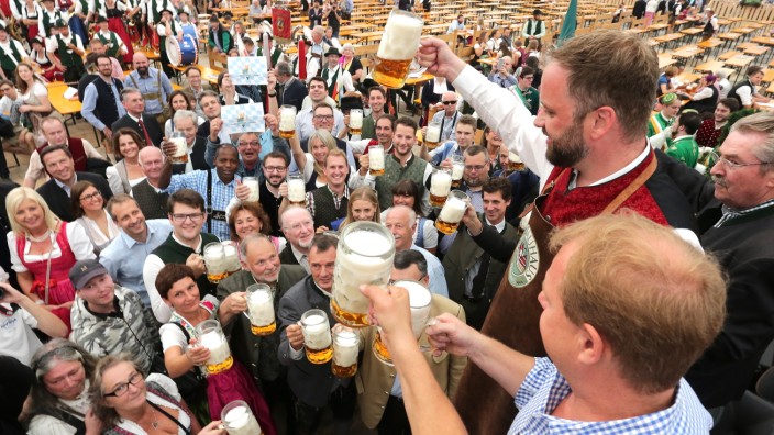 Freising: Das "89. Freisinger Volksfest" ist eröffnet. Drei Schläge benötige OB Tobias Eschenbacher beim Anzapfen. Bis zum 16. September können die Freisinger jetzt feiern.