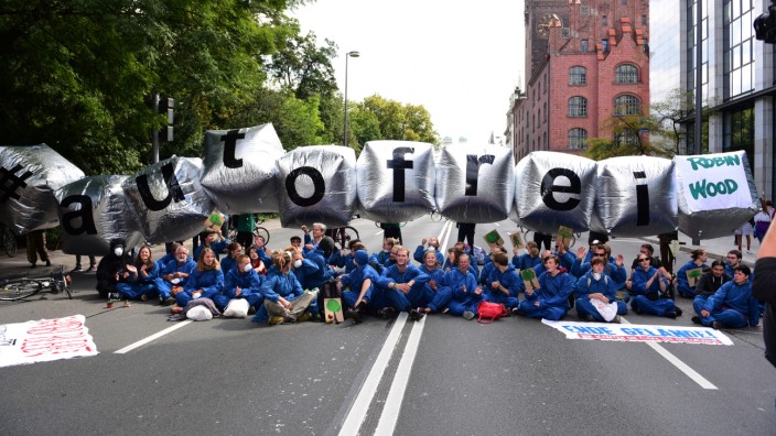 Protest gegen Autoverkehr: Aktivistinnen der Aktion "Ende Geländewagen" blockierten am Samstag die Elisenstraße.