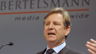 Topgehälter-Verzicht bei Bertelsmann: Will ein Beispiel setzen: Bertelsmann-Chef Hartmut Ostrowski.