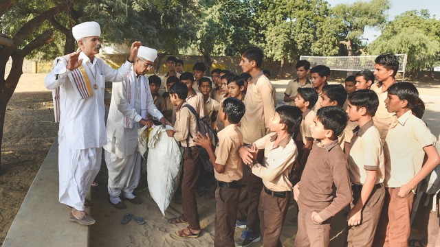 Umweltreligion in Indien: Wenn er Zeit hat, zeigt Khamu Ram Schülern, wie sie ein müllarmes Leben führen können.