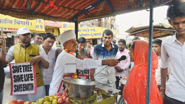 Umweltreligion in Indien: Auf dem Markt von Sanchore versucht Khamu Ram, den Menschen Plastiktüten auszureden.
