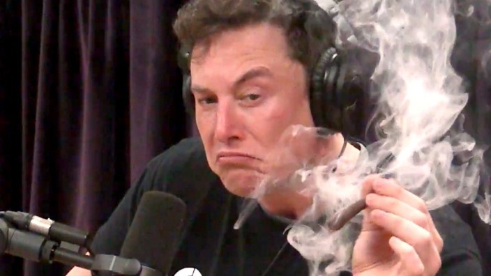 Auf dem Screenshot ist der Tesla-Chef Musk in einem Studio. In der Hand hält er einen stark qualmenden Joint.