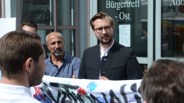 Protestkundgebung am Ernst-Reuter-Platz: Nur der Dachauer Kandidat Christoph Steier hat einen kurzen Auftritt: Er muss einen aufgebrachten AfD-Anhänger beruhigen.