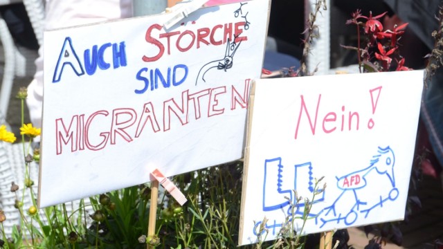 Protestkundgebung am Ernst-Reuter-Platz: Von den frechen Sprüchen auf den Plakaten bekommt Beatrix von Storch nicht viel mit.