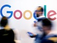 Menschen vor einem Google-Logo