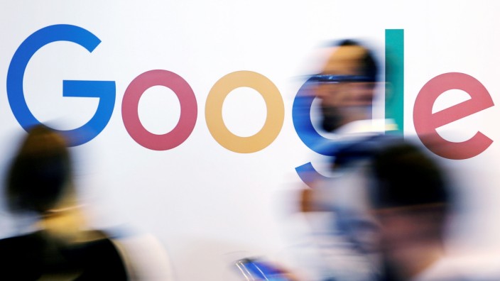 Menschen vor einem Google-Logo
