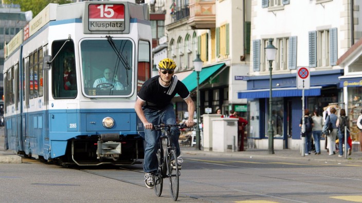 Verkehrsplanung: Der "Masterplan Velo" für Zürich besagt, dass bis 2025 doppelt so viele Radfahrer in der Stadt unterwegs sein sollen wie 2011. An der Infrastruktur hat sich bisher aber wenig geändert.