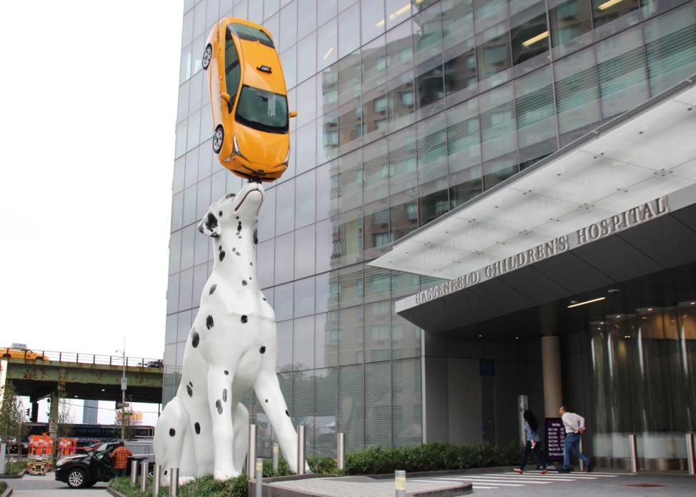 Neue Skulptur in New York: Hund balanciert Taxi auf der Nase