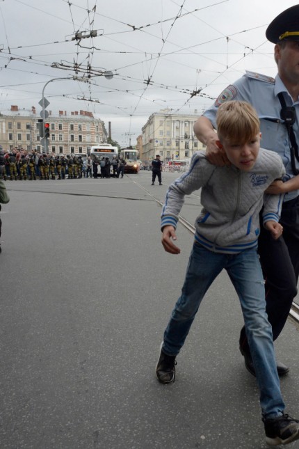 Regionalwahlen in Russland: Auch junge Demonstranten wurden in Sankt Petersburg abgeführt.