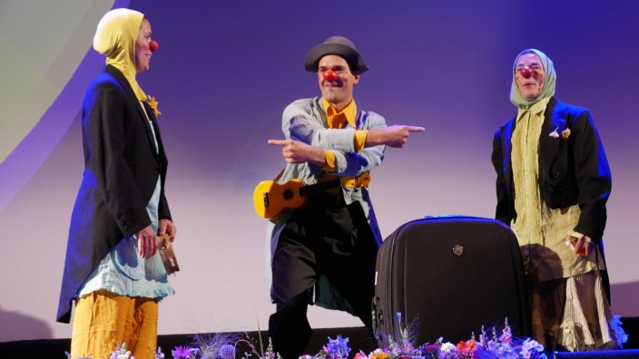 Filmfestival Starnberg: Premiere mit Clowns: Hipp, Hepp und Hupp alias Susie Wimmer (re.), Monika Single und Andreas Schock in Starnberg.