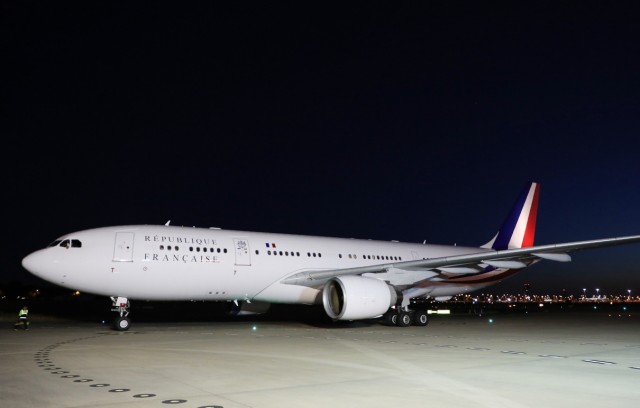 Auf dem Foto ist ein Flugzeug der französischen Regierung bei Nacht.