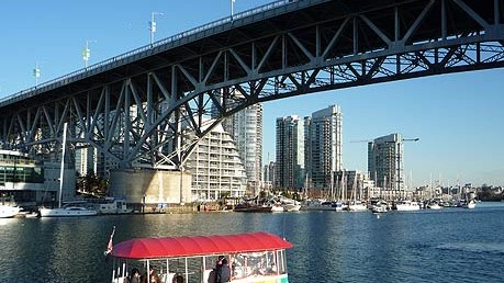 Vancouver: Aquabusse schippern alle paar Minuten über den False Creek.