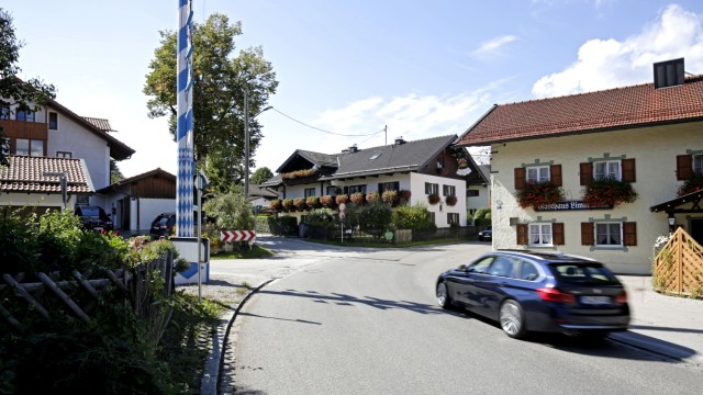 Elternforderungen verworfen: Die Kurve am Münsinger Gasthaus Limm (rechts) ist für Autofahrer schwer einsehbar. Viele Schulkinder müssen genau dort über die Straße.