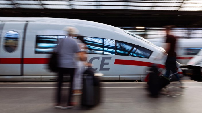 Ein ICE hält Einfahrt im Kölner Hauptbahnhof Köln 30 07 2017 Foto xC xHardtx xFuturexImage