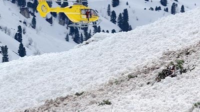 Österreich: Hubschraubereinsatz nach einer Lawine im Zillertal: Ein Ehepaar war am Samstag in den Schneemassen ums Leben gekommen.