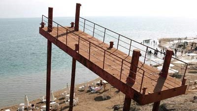 Totes Meer: Eine Anlegestelle zeigt, wie hoch das Wasser einmal stand.