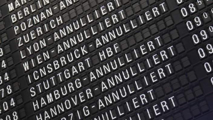 Warnstreik an deutschen Airports: Flug annulliert - das trifft am Montag vermutlich zahlreiche Passagiere: Die Gewerkschaft Verdi hat Beschäftigte an fast allen Flughäfen in Deutschland zum Warnstreik aufgerufen.