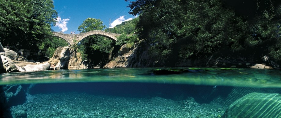Ponte dei Salti über dem Fluss Verzasca