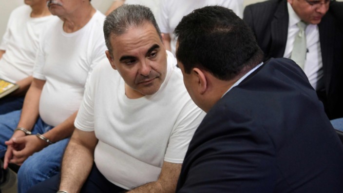 El Salvador: Ex-Präsident Saca wartet auf seinen Schuldspruch in einem Gerichtssaal in San Salvador