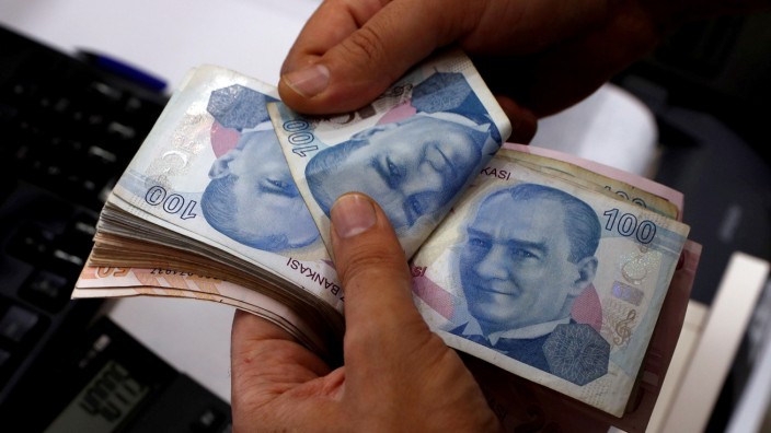 Türkische Lira werden gezählt