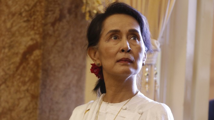 Myanmar: Von der De-facto-Regierungschefin zur Angeklagten: Die myanmarische Junta lässt gegen Aung San Suu Kyi jetzt in einem ersten Prozess zu Gericht sitzen.