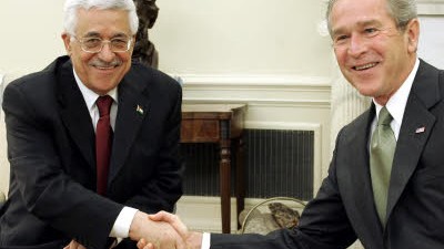 Nahostkonflikt: Palästinenserpräsident Abbas (links) und US-Präsident Bush bei einem Treffen 2005: Zwei Millionen Dollar sollen an Firmen der Abbas-Söhne geflossen sein.