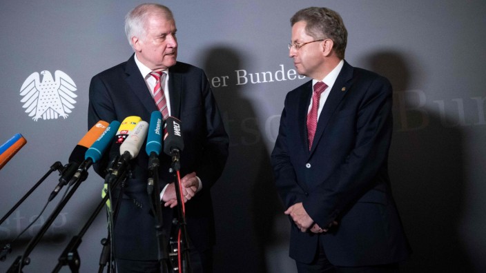 Seehofer und Maaßen: Unterstützung vom Chef: Horst Seehofer (CSU) und der Verfassungsschutzpräsident Hans-Georg Maaßen (rechts) am Mittwoch im Bundestag.