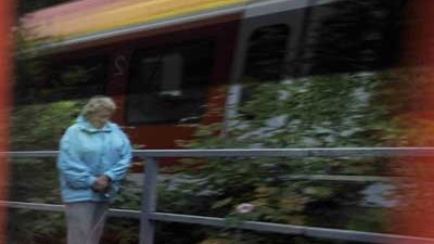 Nach S-Bahn-Gewalt in München: Trauer am Bahnsteig in Solln: Hätten andere Passagiere eingreifen sollen?