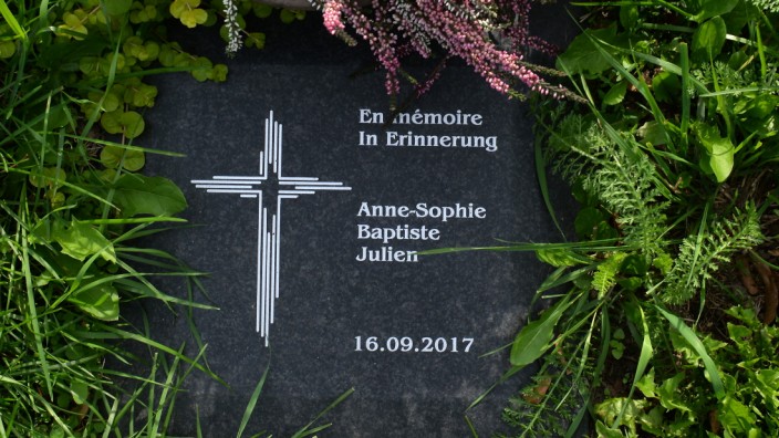 Landgericht München: Gedenkplatte für drei Menschen, die bei dem schweren Verkehrsunfall 2017 auf der Wasserburger Landstraße ums Leben kamen.