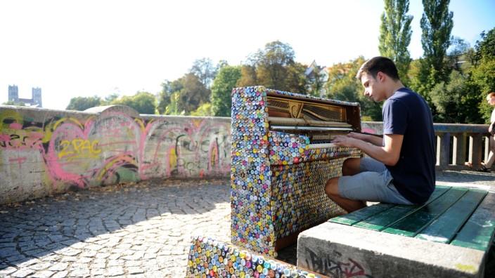 Autodidakt: Der Pianist Andre Racz spielt auf der Münchner Corneliusbrück, an einem der Klaviere, die für die Aktion "Play me I´m yours" aufgestellt wurden.