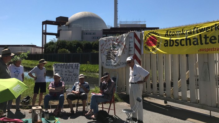 Atomkraft: Karsten Hinrichsen (2.v.r.) hat gegen das Atomkraftwerk in Brokdorf geklagt, er hat verloren, lange her. An seiner Haltung dazu hat sich nichts geändert.