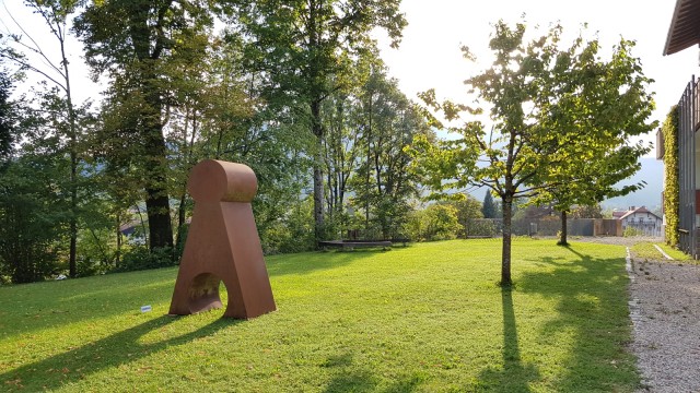Künstlervereinigung Lenggries: Auch im Freien gibt's was zu sehen: Skulpturen von Philip Hönicke.