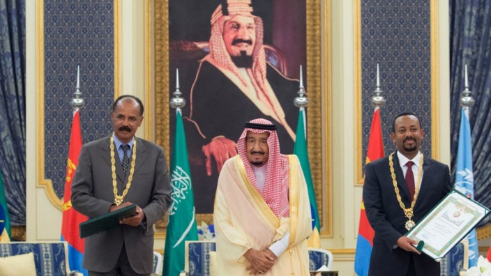 Eritrea und Äthiopien: Eritreas Präsident Afwerki (links) und der äthiopische Premierminister Ahmed in Dschidda. In ihrer Mitte: der saudische König Salman.