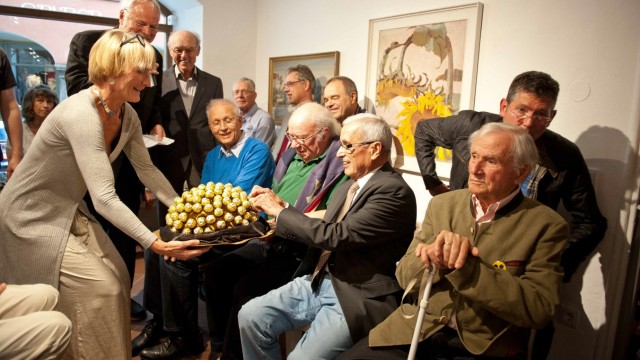 Nach langer Spurensuche: Zum 50. Geburtstag des AK 68 gibt es für Michael Sandl, Emil Kaser, Willy Reichert (von rechts) eine goldene Überraschung.