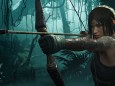 Lara Croft aus Tomb Raider zielt mit Pfeil und Bogen auf etwas, das sich außerhalb des Bildschirms befindet.