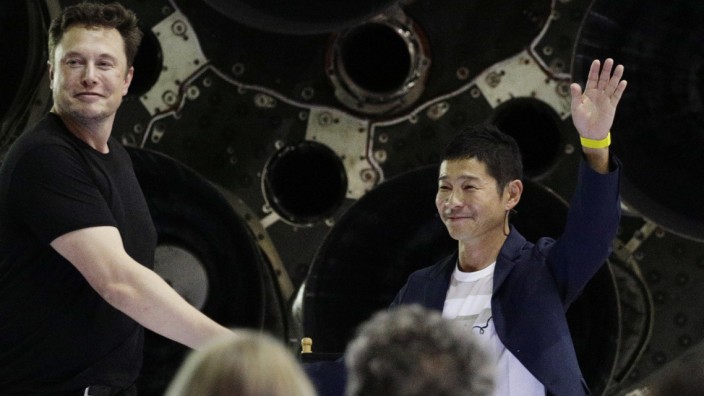 Private Raumfahrt: Hand drauf: SpaceX-Gründer Elon Musk (links) gratuliert Yusaku Maezawa, der als erster privater Raumfahrtpassagier in Richtung Mond fliegen soll.