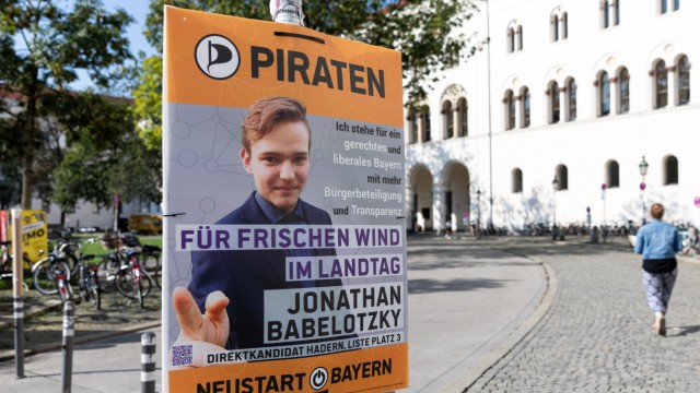 Wahlplakate kleiner Parteien für die Landtagswahl 2018 in Bayern.