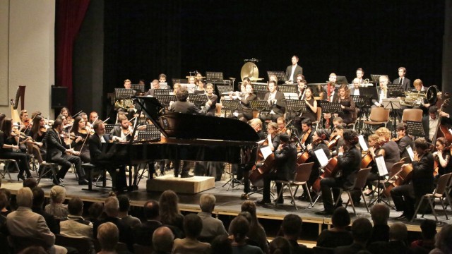Konzert in der Loisachhalle: Unter Ibrahimovs Leitung wird in der Wolfratshauser Loisachhalle romantisches Kernrepertoire zu hören sein.
