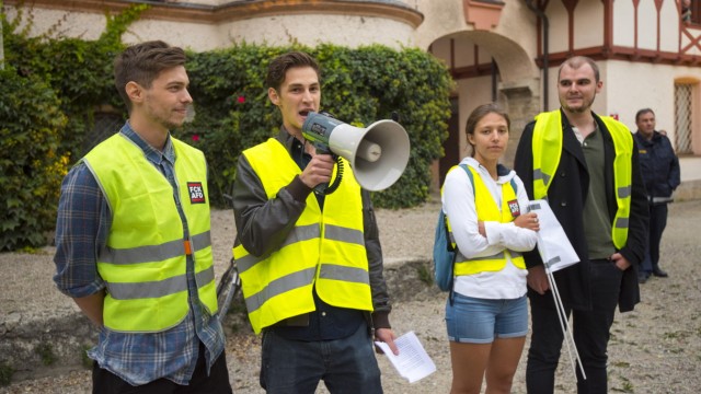 Protest gegen AfD: Seine erste politische Aktion: Adrian Fuchs (2. v. l.) hat die Demonstration zusammen mit seinen Mitstreitern Marcel (l.), Charlotte und Simon organisiert.