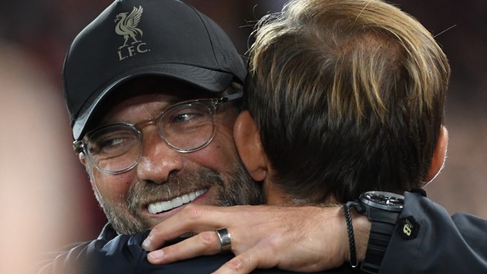 Jürgen Klopp umarmt Thomas Tuchel vor dem CL-Spiel Liverpool gegen Paris