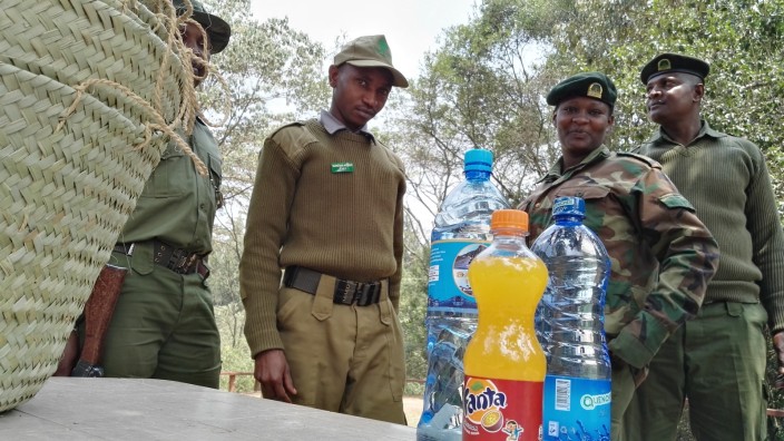 Plastikverbote in Afrika: Kenia 2017: Nach dem Plastikverbot konfiszieren Nationalparkwärter in Nairobi Einwegflaschen.