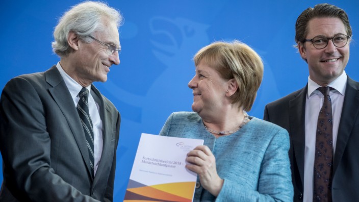 Angela Merkel nimmt den Fortschrittsbericht e-Mobilität 2018 entgegen